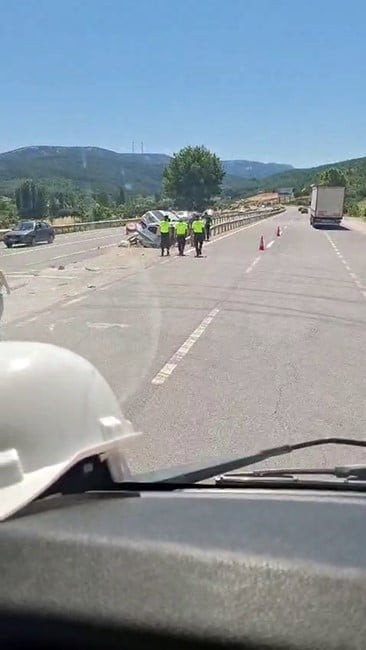 İNEGÖL İLÇESİNDE KONTROLDEN ÇIKAN İKİ ARAÇ REFÜJDEKİ BARİYERLERİN ARASINA SAPLANARAK...