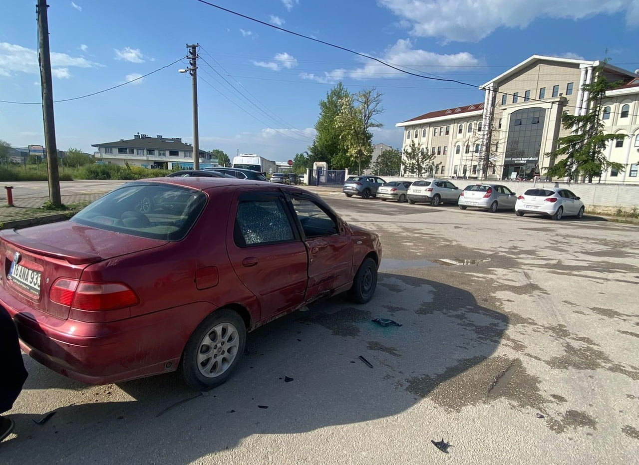 İNEGÖL İLÇESİNDE MEYDANA GELEN KAZADA OTOMOBİL İLE MOTOSİKLET ÇARPIŞMASI SONUCU 1'İ AĞIR 5 KİŞİ...
