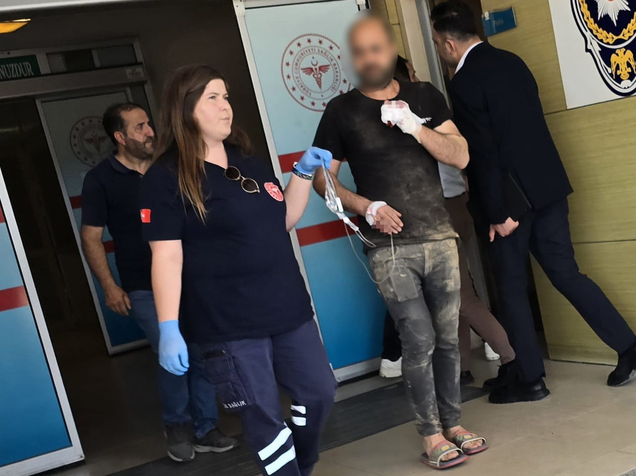 İNEGÖL'DE MOBİLYA İMALATHANESİNDE ELİNİ MAKİNEYE KAPTIRAN İŞÇİNİN PARMAĞI KOPTU.