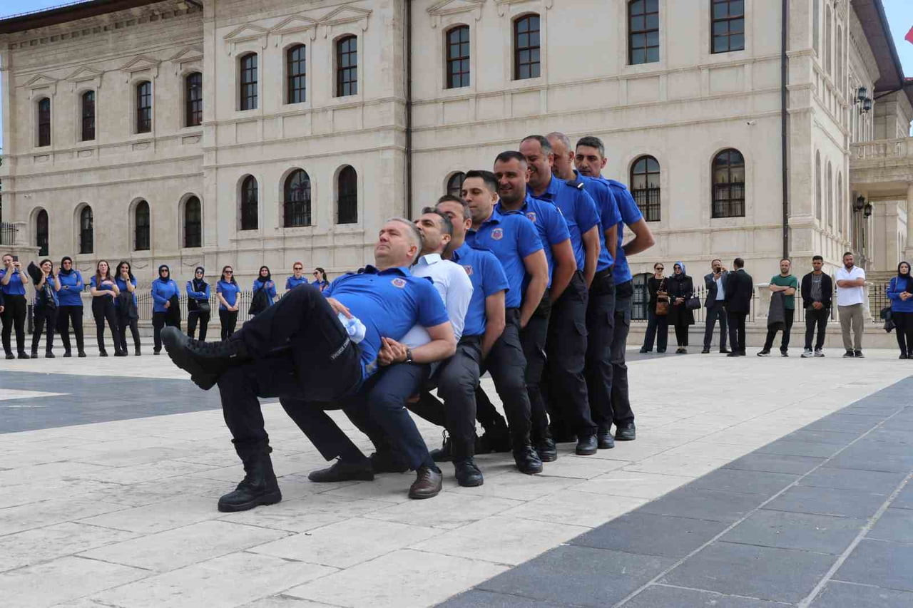 İNFAZ KORUMA MEMURLARI, DİZİLERE VE FİLMLERE DE KONU OLAN SİVAS’IN MEŞHUR AĞIRLAMA HALAYINI...