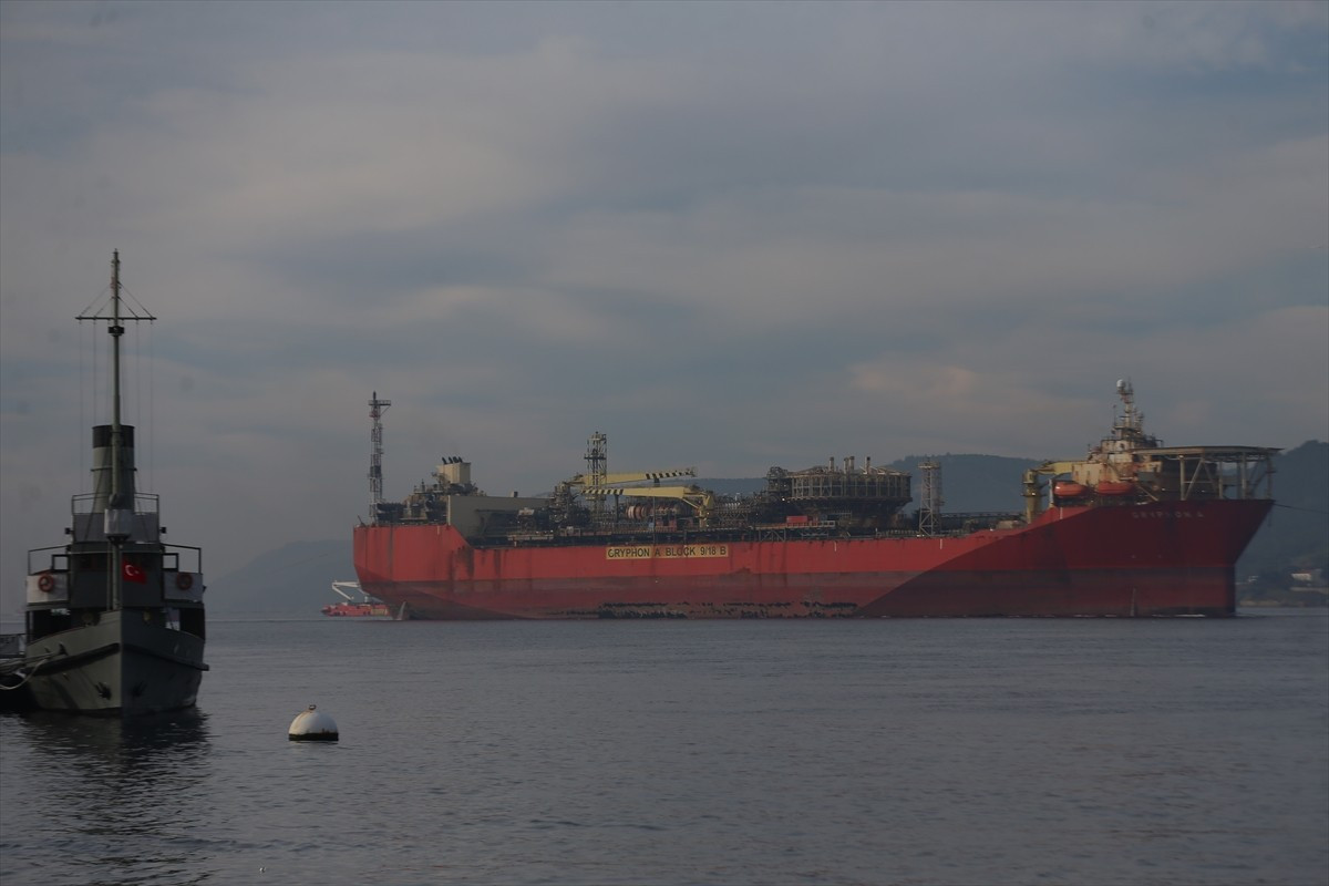 İngiltere bandıralı "Gryphon A" adlı boş doğal gaz tankeri, Çanakkale Boğazı'ndan geçiş...