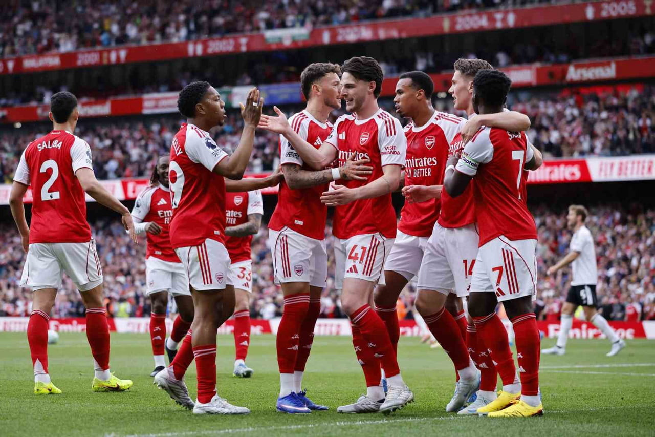 İNGİLTERE PREMİER LİG’DE ARSENAL, 22 YIL SONRA ŞAMPİYON OLDU.