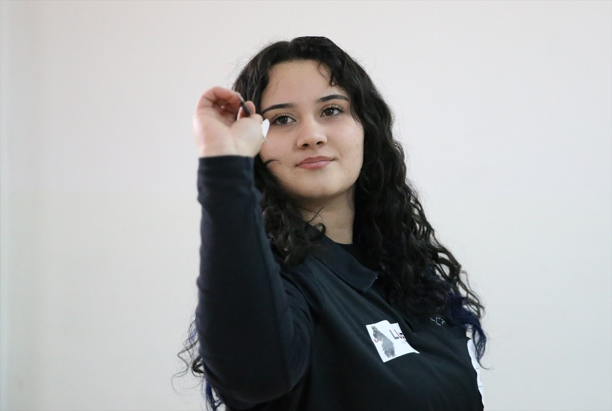 İngiltere'de düzenlenen WDF Kızlar Dünya Dart Şampiyonası'nda birincilik elde eden milli sporcu...