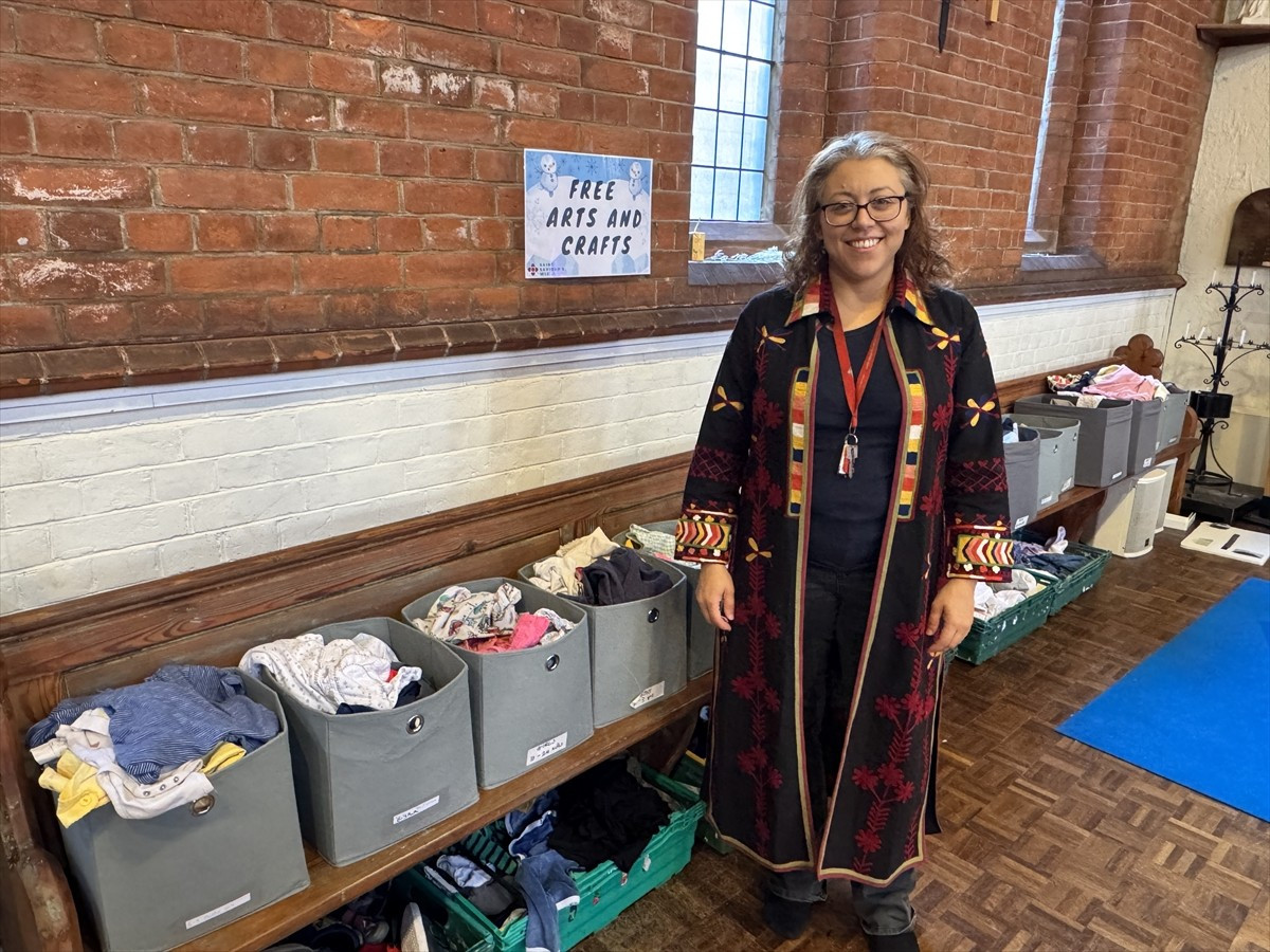 İngiltere'de paylaşım ağları, mobil uygulamalar, yardım derneği mağazaları ve toplumdaki paylaşım...