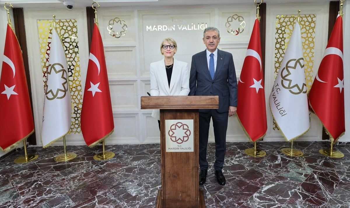 İngiltere'nin Ankara Büyükelçisi Jill Morris (solda), Mardin Valisi Tuncay Akkoyun'a ziyarette...