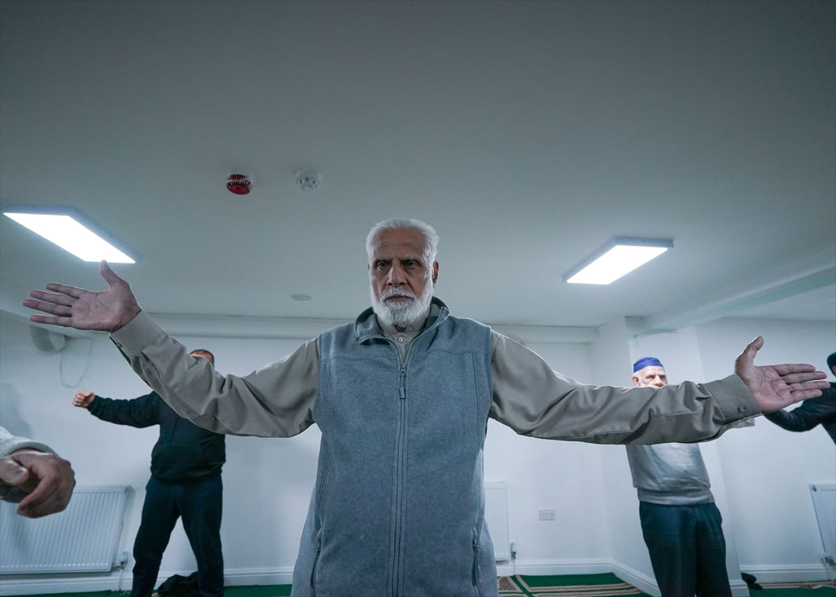 İngiltere'nin Bradford kentindeki Usmania Camisi'nde (Jamia Usmania) öğle namazının ardından...