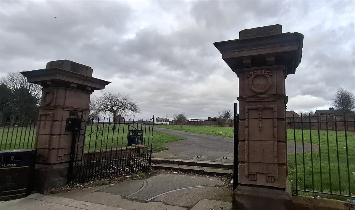 İngiltere'nin Liverpool kentinde 1914'te parka dönüştürülen mezarlıkta bulunan 30 askerin yattığı...