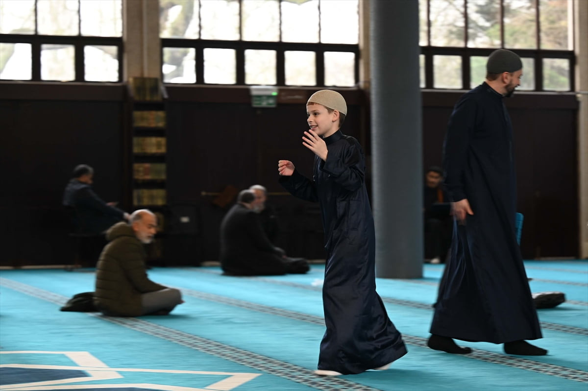 İngiltere’de aşırı sağ görüşlü bir kişinin Peterborough kentindeki bir camide gerçekleştirdiği...