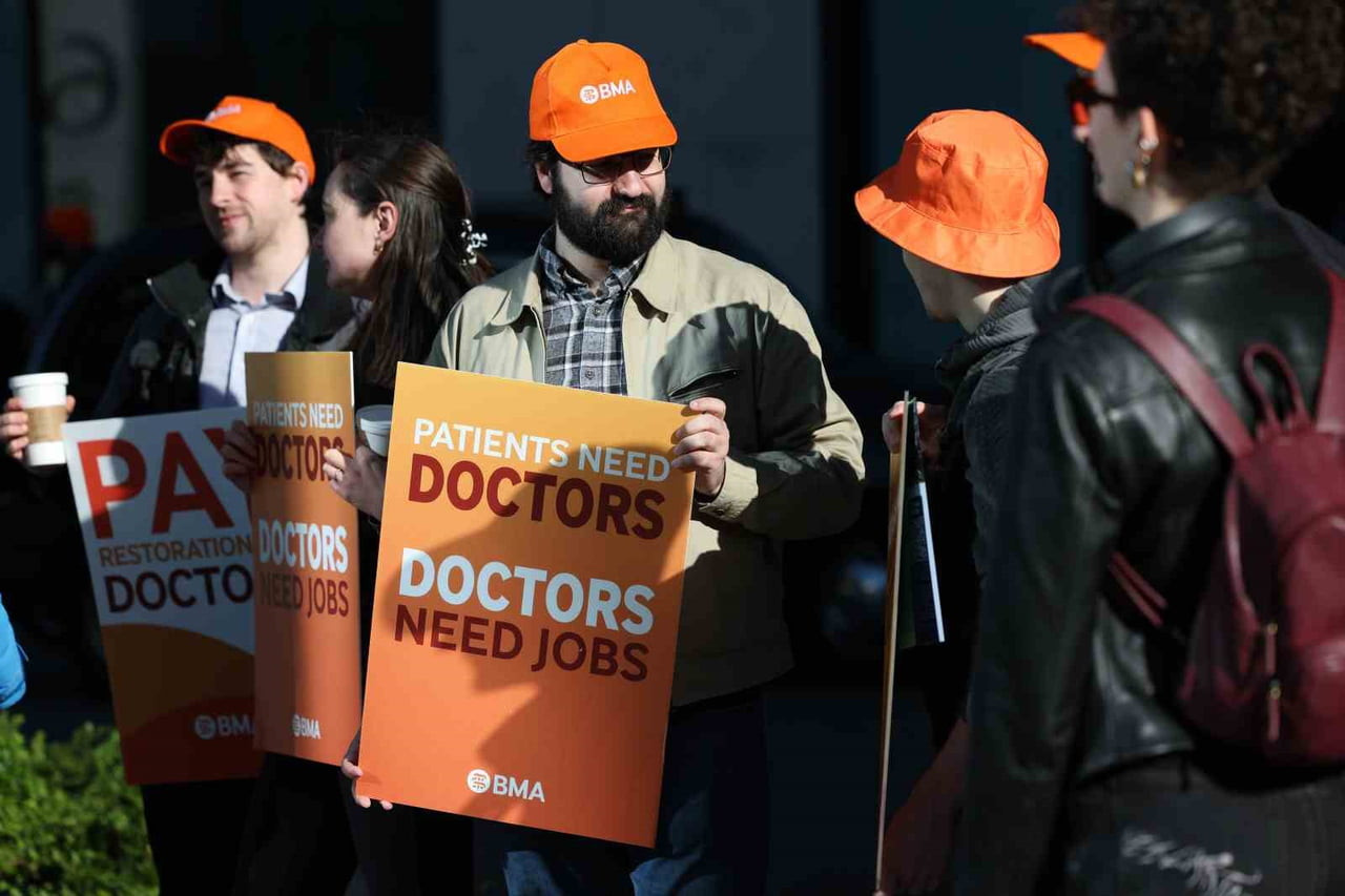 İNGİLTERE’DE ASİSTAN DOKTORLAR, MAAŞ ANLAŞMAZLIĞI NEDENİYLE 6 GÜN SÜRECEK GREVE BAŞLADI. GREV...