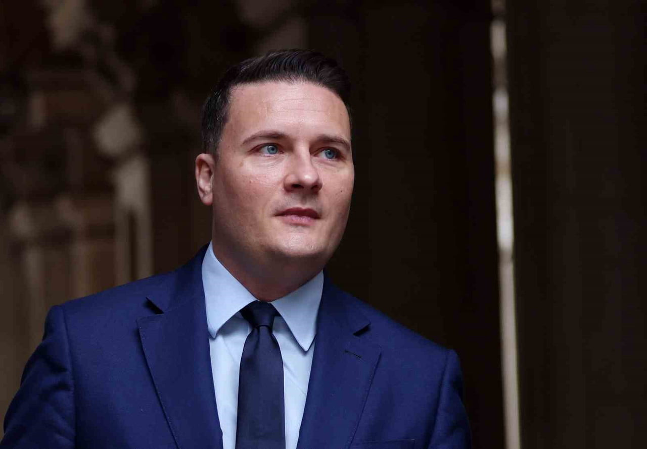 İNGİLTERE’DE BAŞBAKAN KEİR STARMER HÜKÜMETİNİN YEREL SEÇİMLERDE ALDIĞI YENİLGİNİN ARDINDAN İSTİFA...