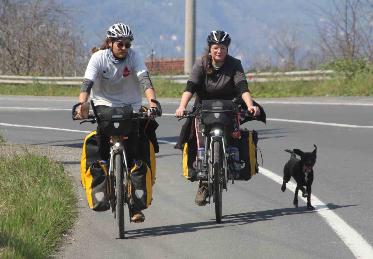 İNGİLTERE’DEN YOLA ÇIKAN ALEXİA LAMOUREUX (SOLDA) VE OWAİN PAUL (SAĞDA), YAKLAŞIK 80 BİN...