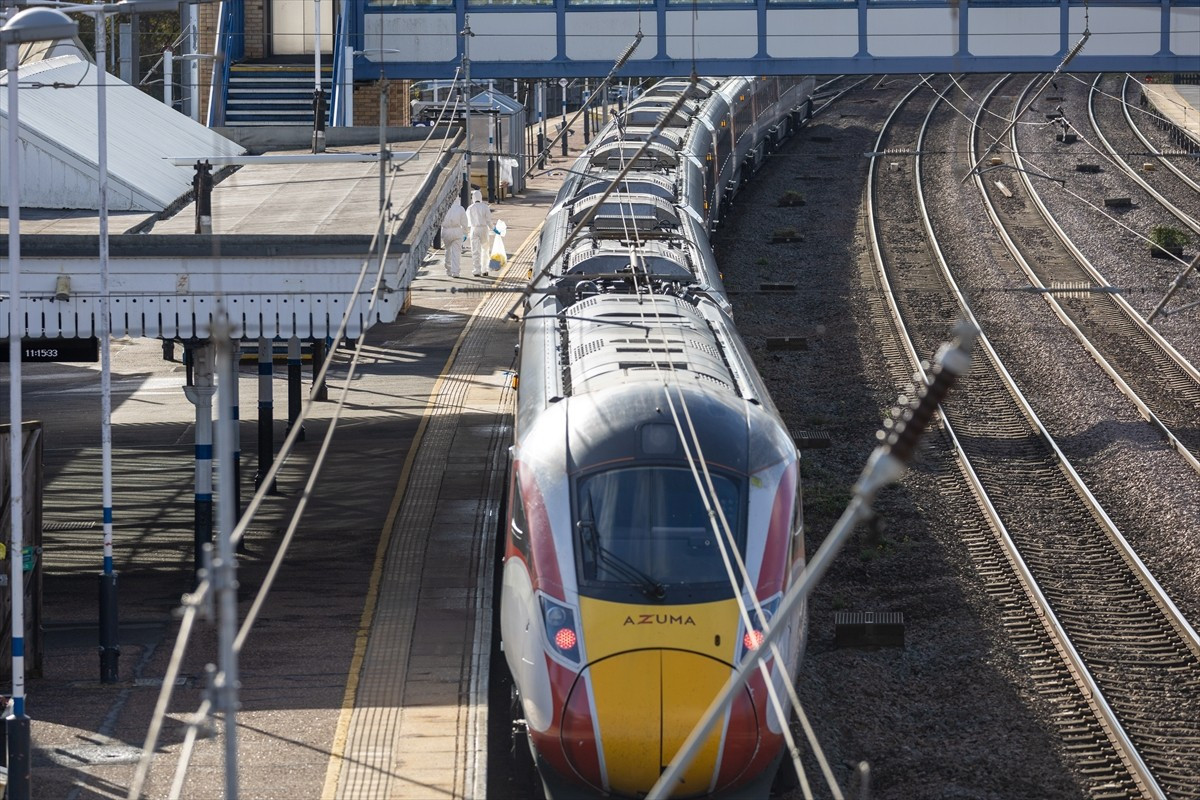 İngiltere’nin Huntingdon kentinde, Londra’ya giden bir trende iki saldırganın 10 kişiyi...