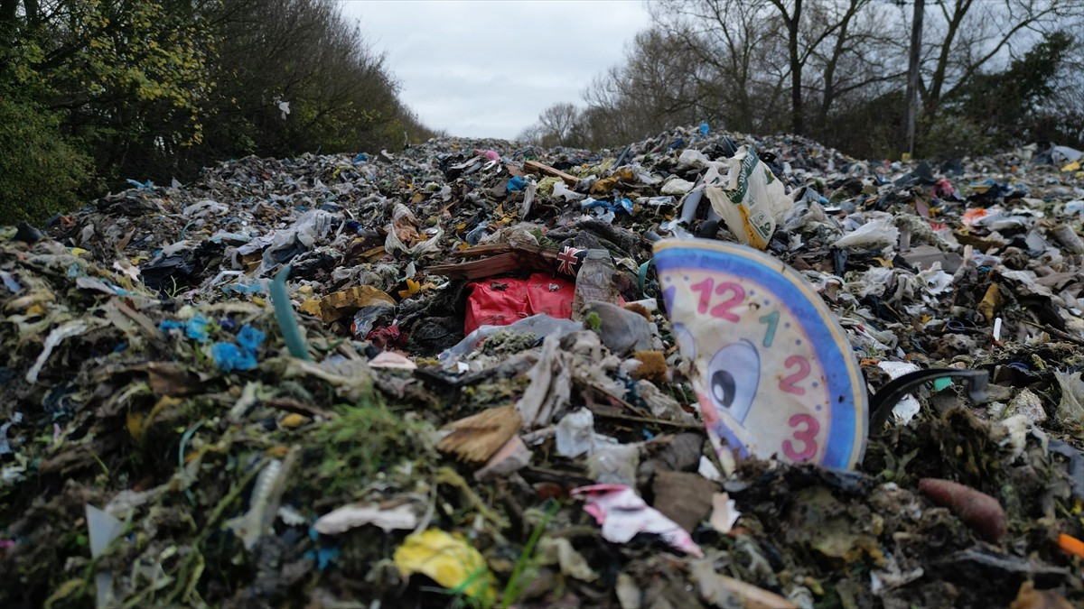 İngiltere’nin Oxfordshire bölgesinde, Kidlington yakınındaki bir tarlaya yüzlerce ton kaçak atık...