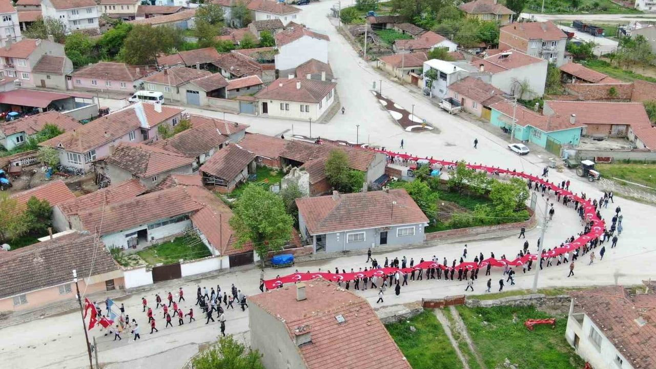 İnönü'de 107. Yıl Gençlik Yürüyüşü Coşkusu