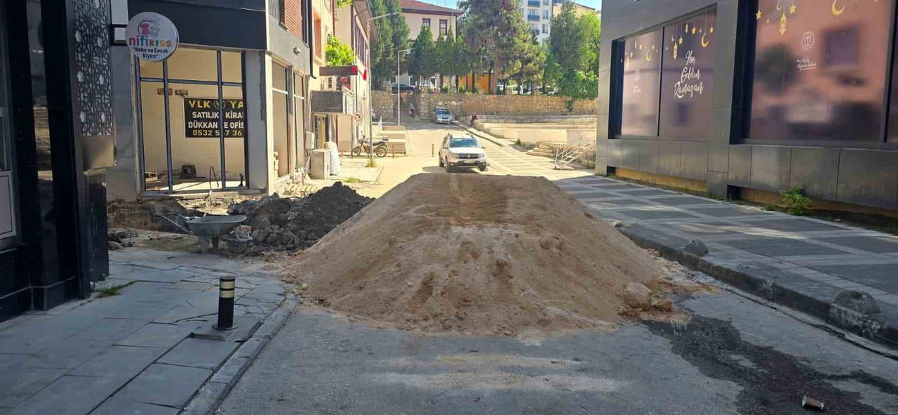 İNŞAAT ÇALIŞMASINDA 2 SOKAK KAPANINCA, ESNAF ÇİLEDEN ÇIKTI
