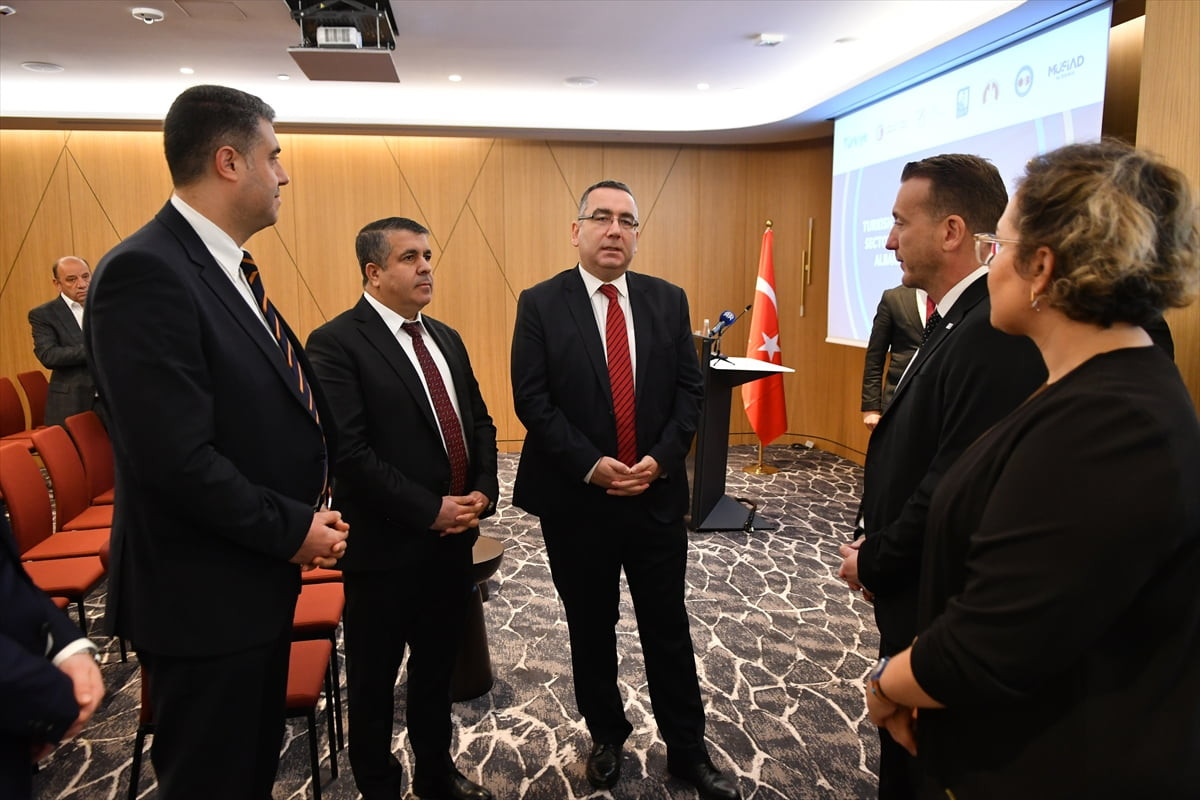 İnşaat ve maden sektörlerinden Türk ve Arnavut iş insanları, Arnavutluk'un başkenti Tiran'da bir...