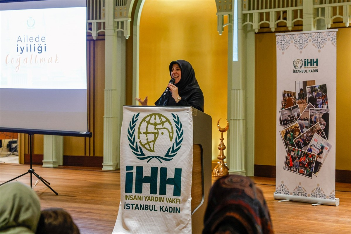 İnsan Hak ve Hürriyetleri (İHH) İnsani Yardım Vakfı İstanbul Kadın Teşkilatınca, "Ailede İyiliği...