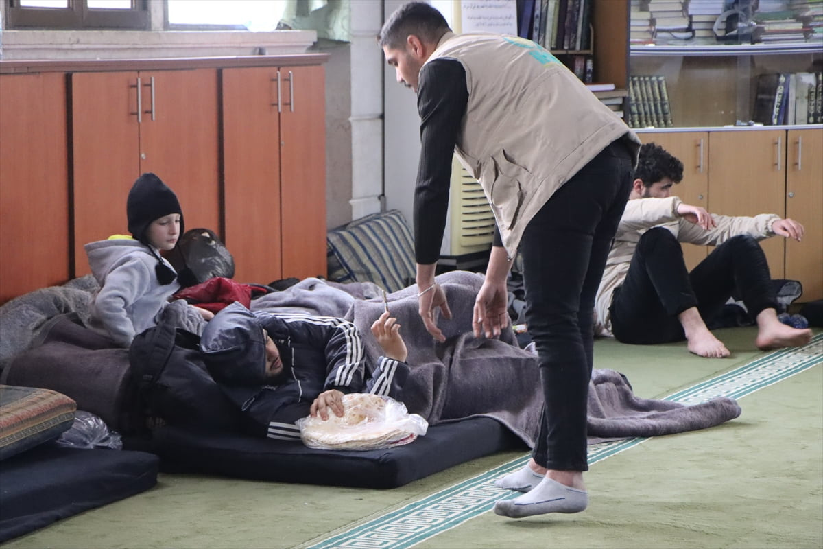 İnsan Hak ve Hürriyetleri (İHH) İnsani Yardım Vakfı, Suriye'nin Halep ilinde çatışmalardan kaçarak...