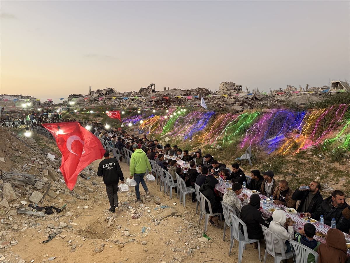 İnsana Değer Veren Dernekler Federasyonu (İDDEF), Gazze'de yıkıntıların arasında kurduğu iftar...