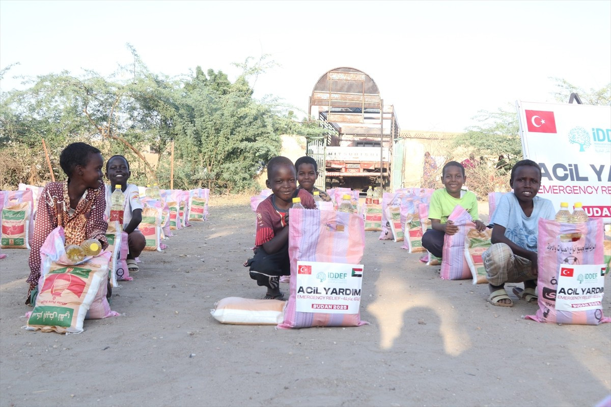 İnsana Değer Veren Dernekler Federasyonu (İDDEF), hayırseverlerin desteğiyle Sudan'daki ihtiyaç...