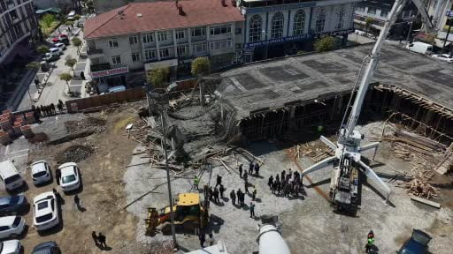 İnşatta beton dökülürken kalıp çöktü: 1 yaralı