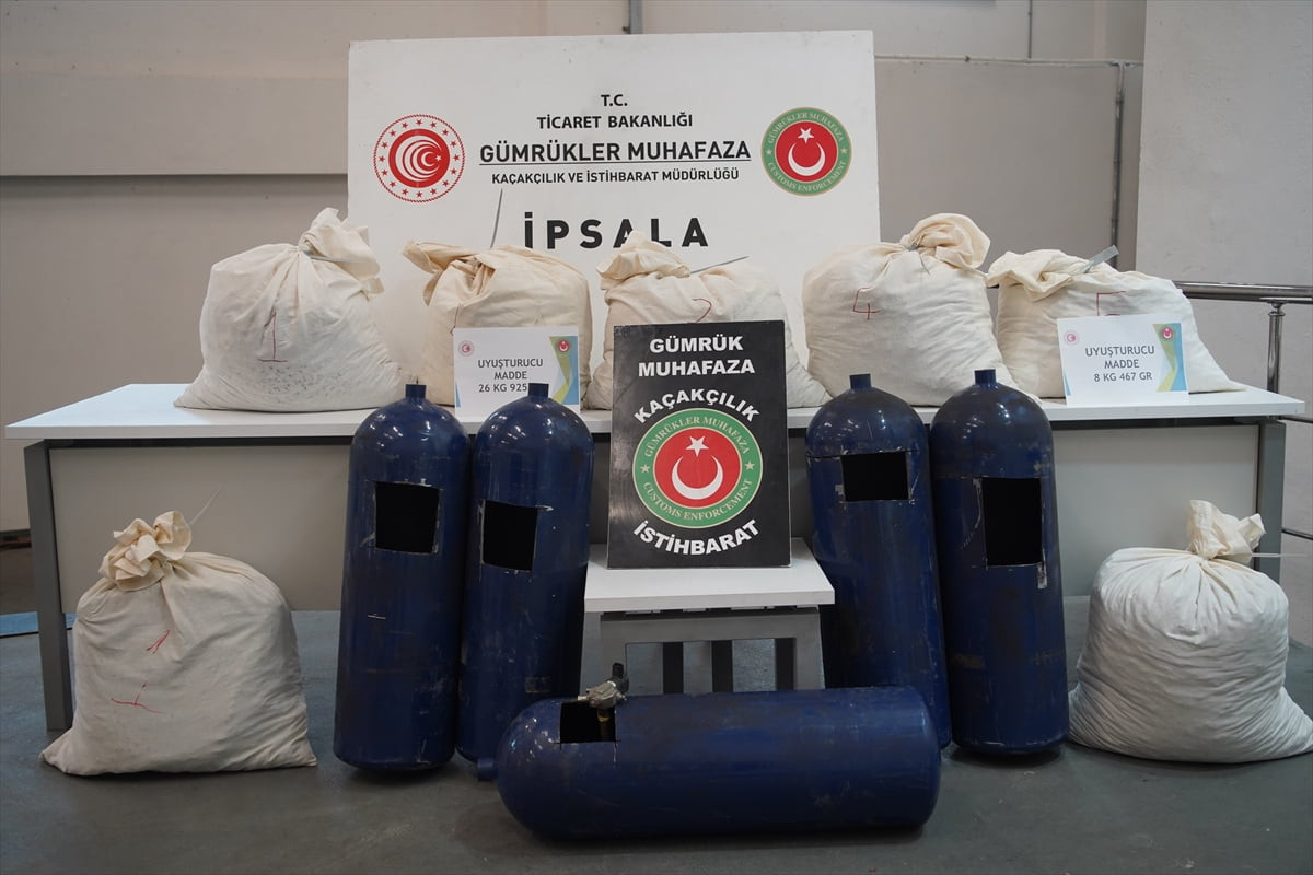 İpsala Sınır Kapısı'nda düzenlenen iki ayrı operasyonda toplam 35 kilo 392 gram uyuşturucu ele...