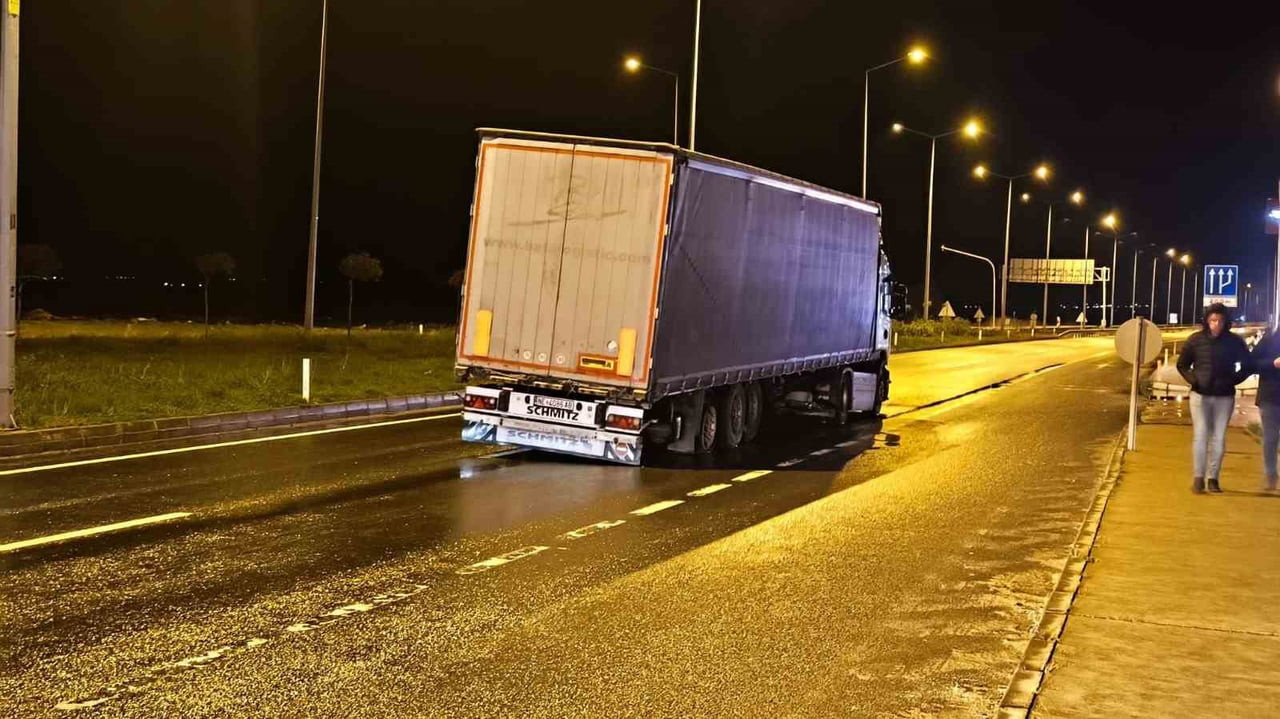 İPSALA’DA TIR, OTOMOBİL VE KAMYONET İLE ÇARPIŞTI