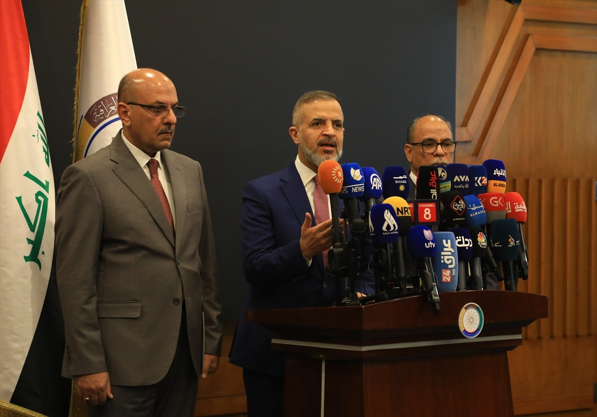 Irak Başbakan Yardımcısı ve Planlama Bakanı Muhammed Temim (ortada), ülkedeki 46 milyon nüfusun 16...