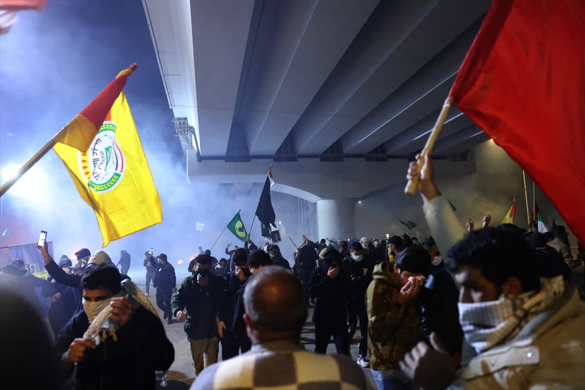 Irak güvenlik güçleri, İran lideri Ayetullah Ali Hamaney’in öldürülmesini protesto eden ve ABD...