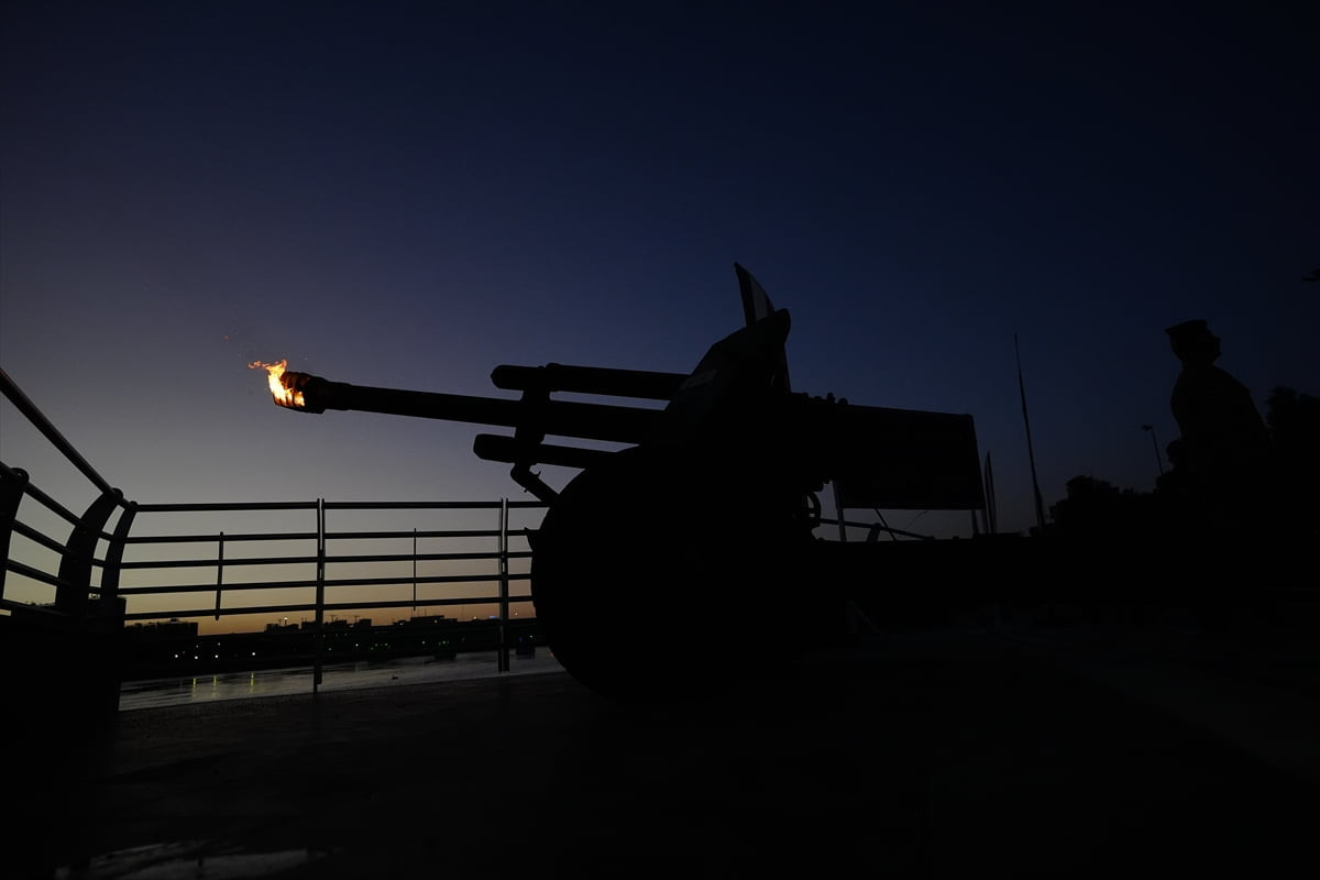 Irak'ın başkenti Bağdat'ta halk yıllar sonra ilk kez oruçlarını ateşlenen iftar topunun sesiyle...