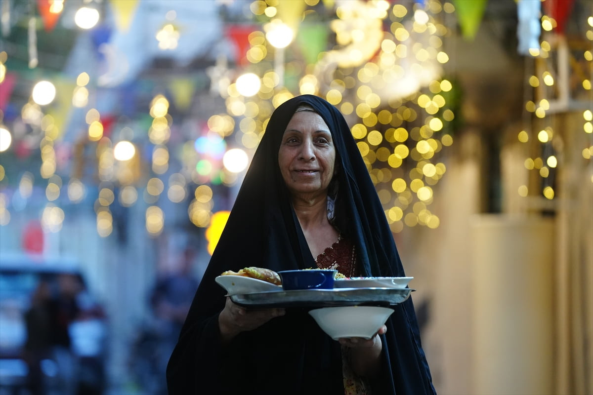 Irak'ın başkenti Bağdat'ta ramazan ayına özgü "komşudan komşuya iftar" geleneği yaşatılmaya devam...