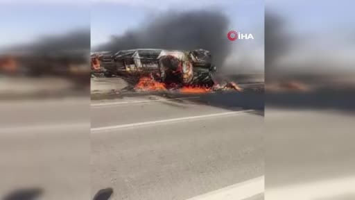 Irak'ın güneyindeki Zikar vilayetinde bir araçla çarpıştıktan sonra yangın çıkan otobüste en az 25...