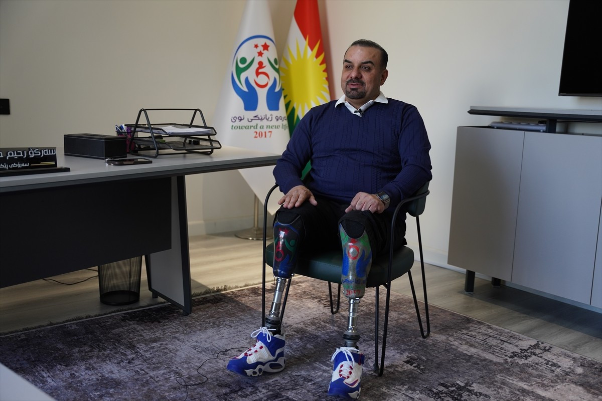 Irak'ın Halepçe kentinde çocukluğunda geçirdiği bir kaza nedeniyle bacaklarını kaybeden 46...
