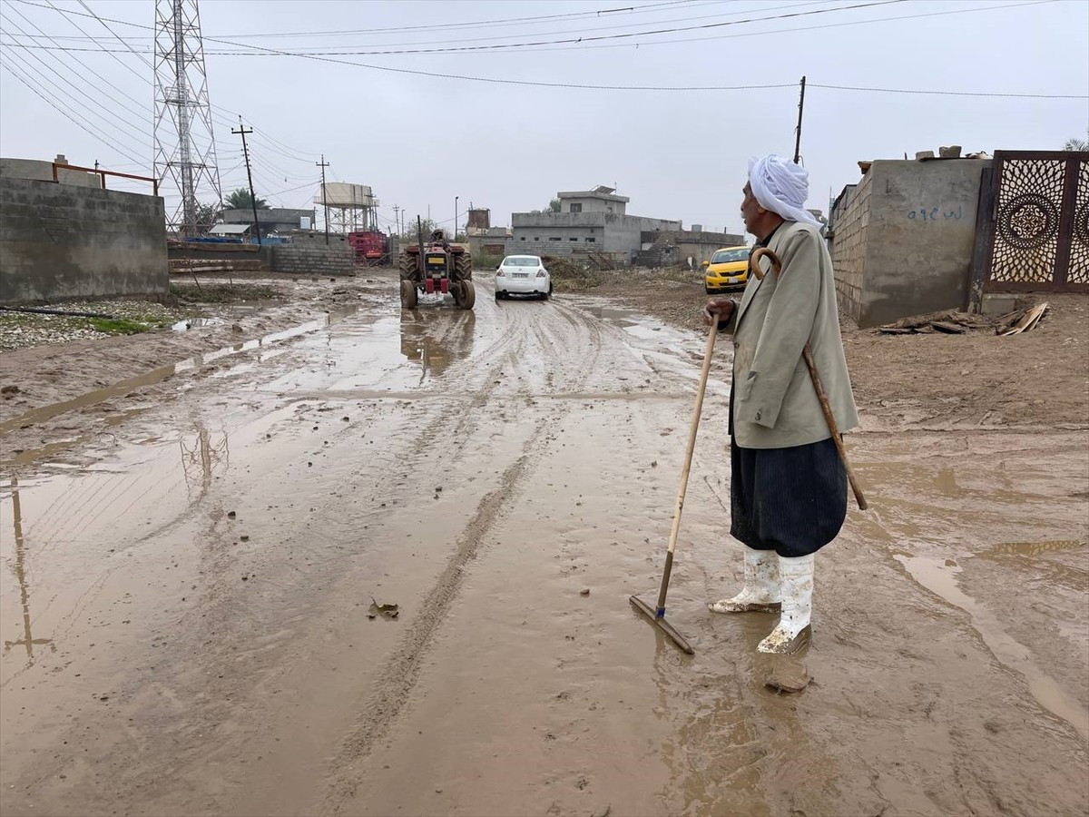 Irak'ın Kerkük kentinde 9 Aralık'ta başlayan şiddetli yağışların yol açtığı sel nedeniyle 300 aile...