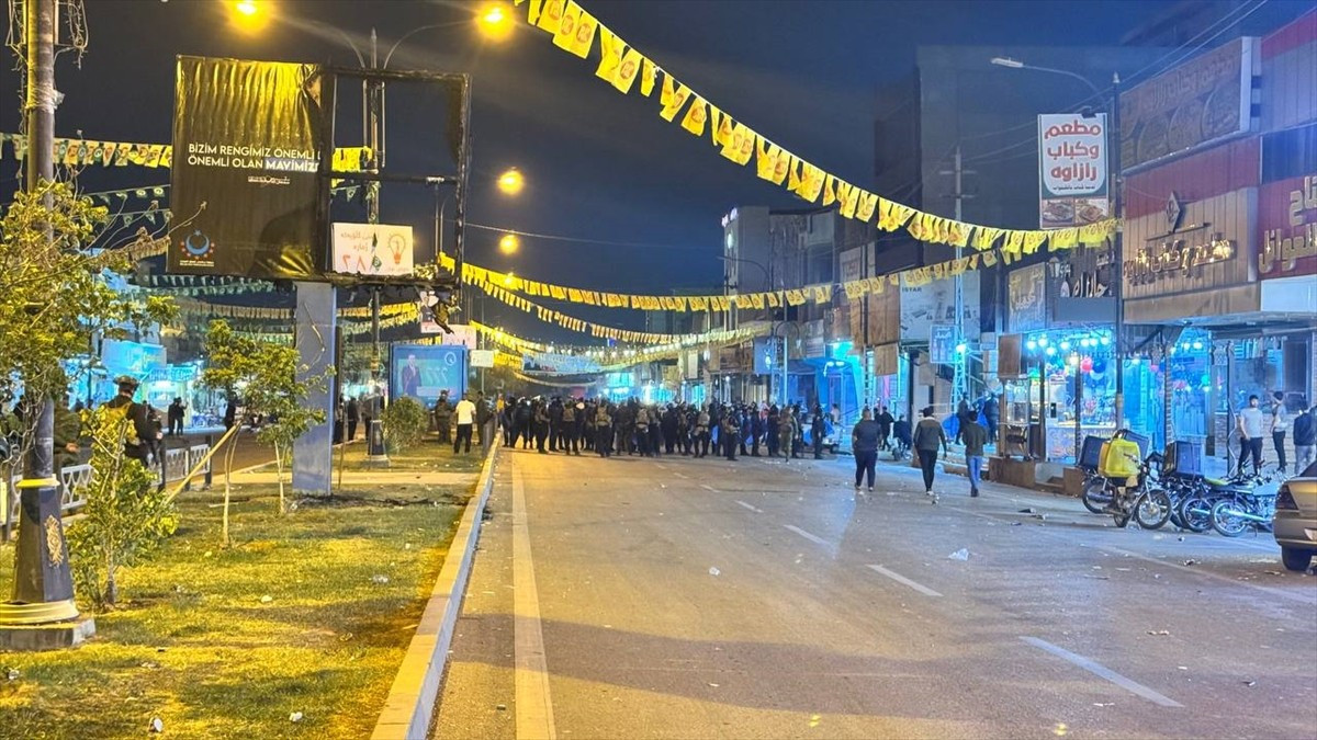 Irak'ın Kerkük kentinde belediye panosuna yerleştirilen Irak Türkmen Cephesi (ITC) Başkanı Mehmet...