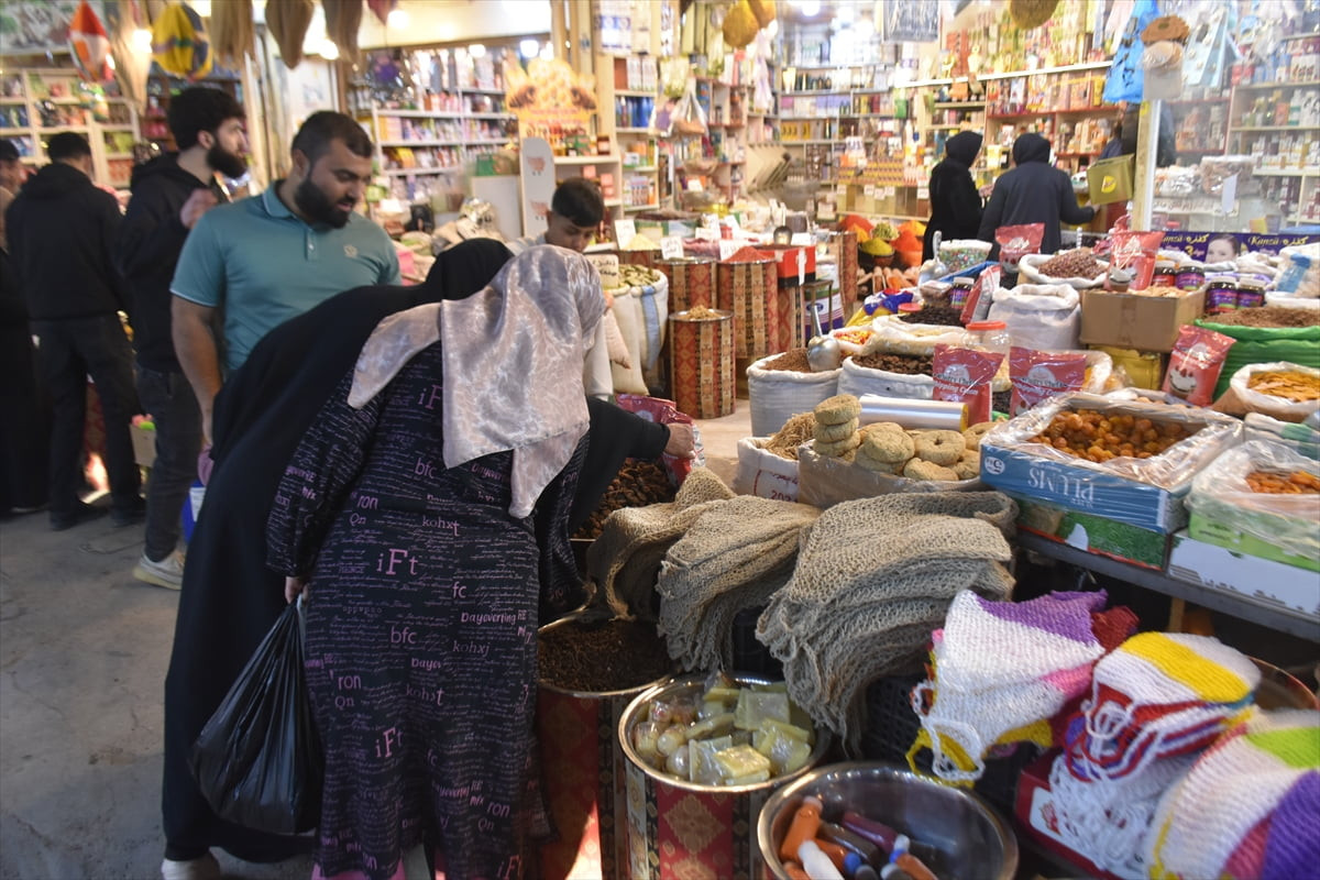 Irak'ın Kerkük kentinde Ramazan Bayramı hazırlıkları kapsamında çarşı ve pazarlarda hareketlilik...