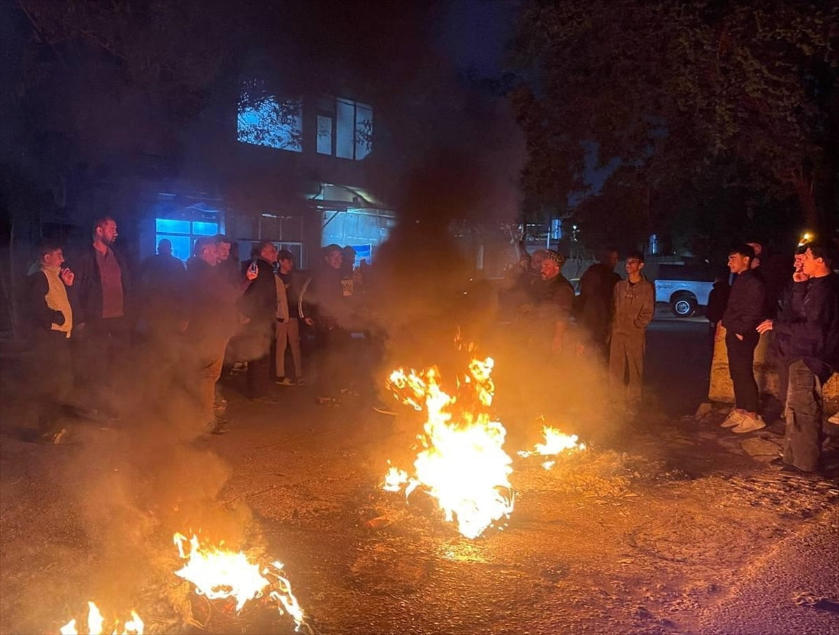 Irak'ın Kerkük kentinde yüzlerce kişi, uzun süreli elektrik kesintilerini protesto etti. Tisin...