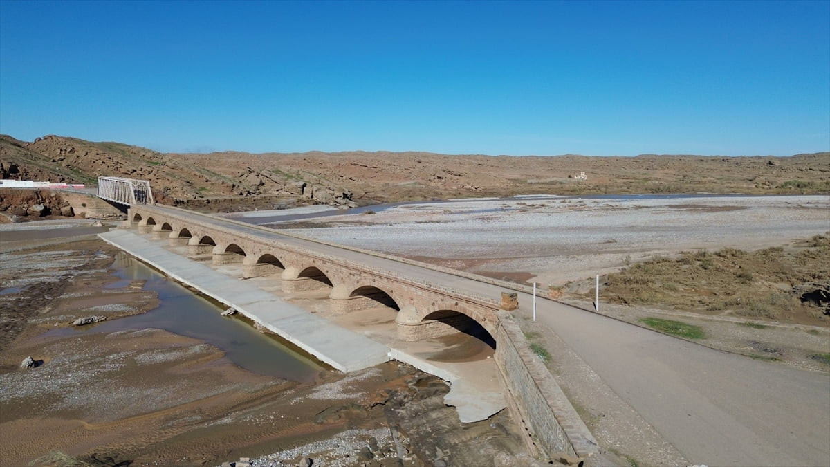 Irak'ın Kerkük kentine bağlı Dakuk ilçesinde bulunan tarihi Osmanlı Köprüsü, bölge yaşanan...