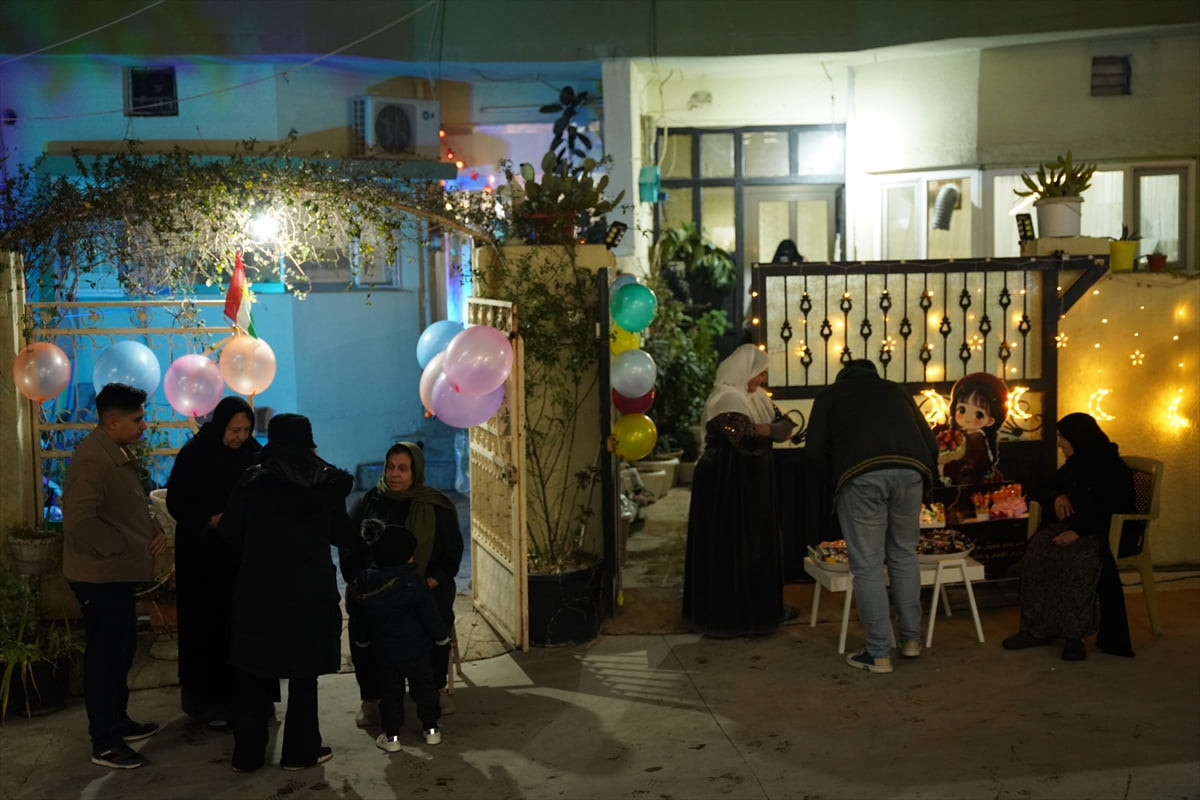 Irak'ın Süleymaniye kentinde, eski bir gelenek olan Berat Kandili etkinliğinde çocuklar...