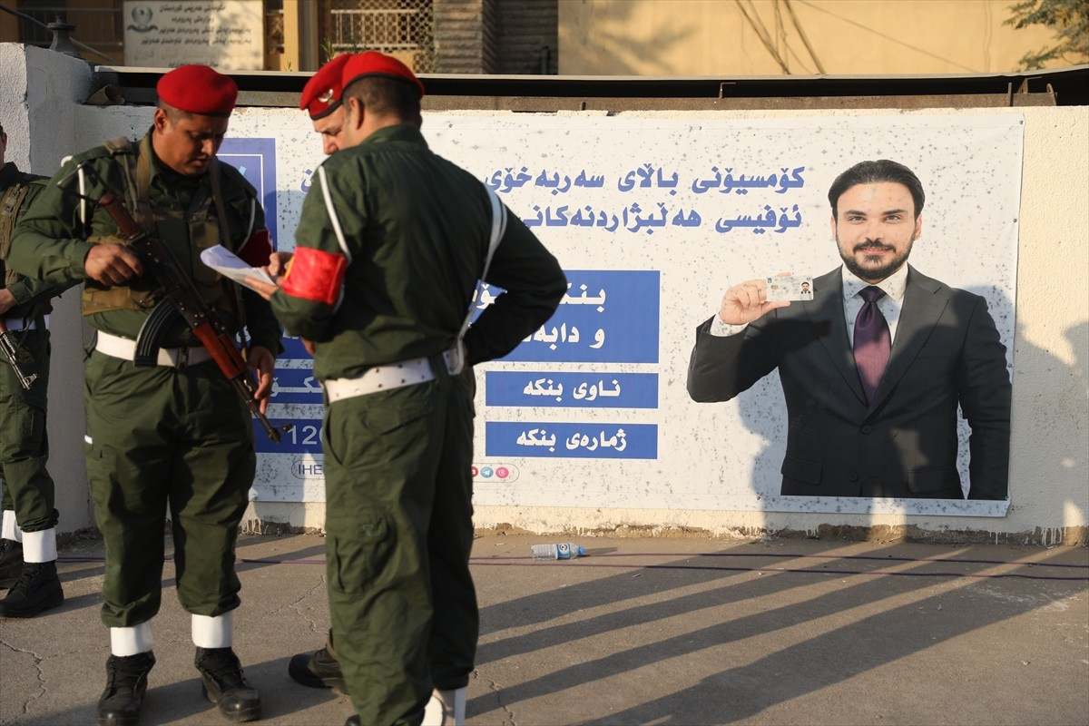 Irak'ta güvenlik birimlerinde görevli olanlar, parlamento seçimi için oy kullanmaya başladı. "Özel...