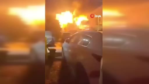 Irak’ın başkenti Bağdat’ta çok sayıda patlama sesi duyulurken, bir eve roket isabet etti.