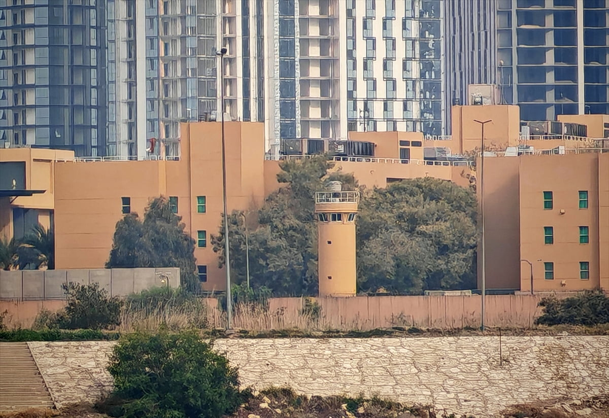 Irak’ın başkenti Bağdat’taki ABD Büyükelçiliği yerleşkesine (fotoğrafta) füze saldırısı...