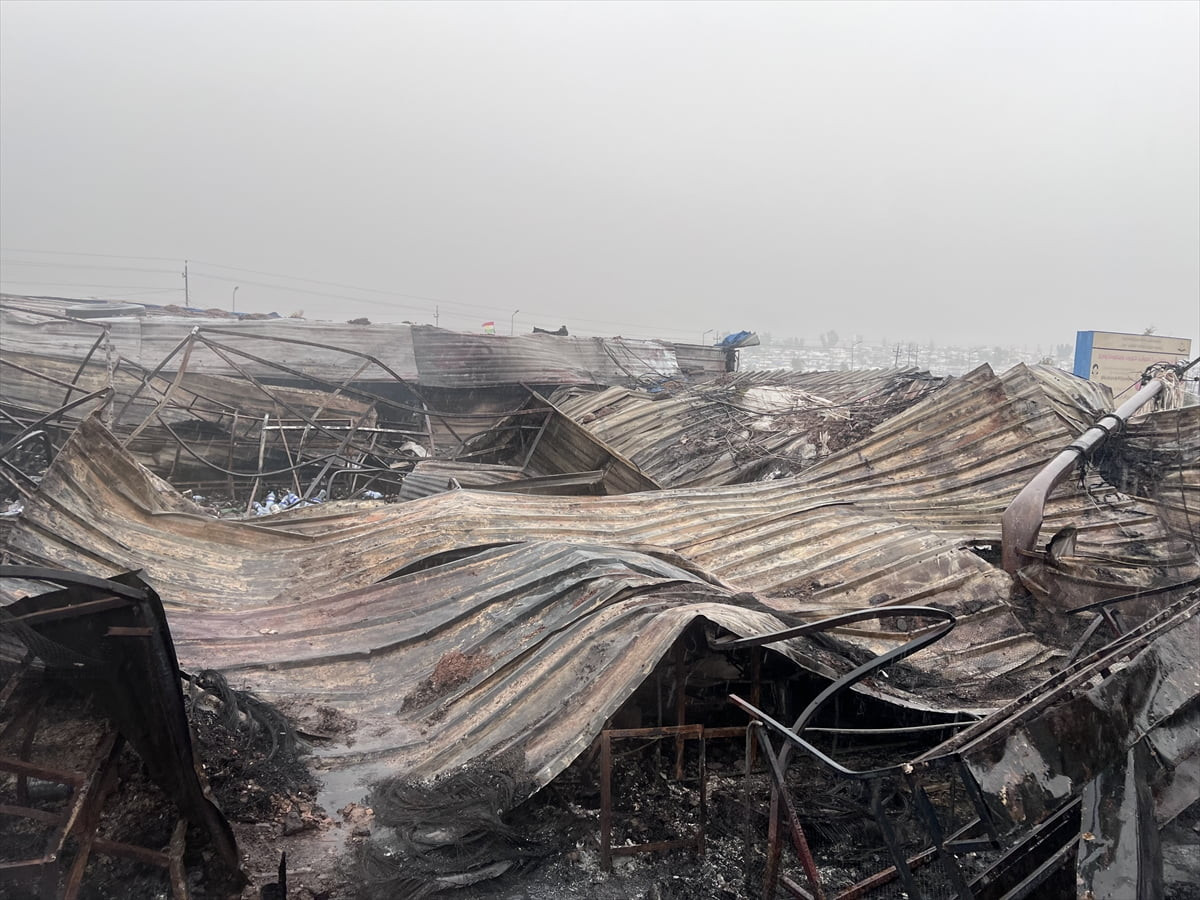 Irak’ın Duhok kentinin Zaho ilçesindeki mülteci kampında bulunan pazarda elektrikte yaşanan kısa...