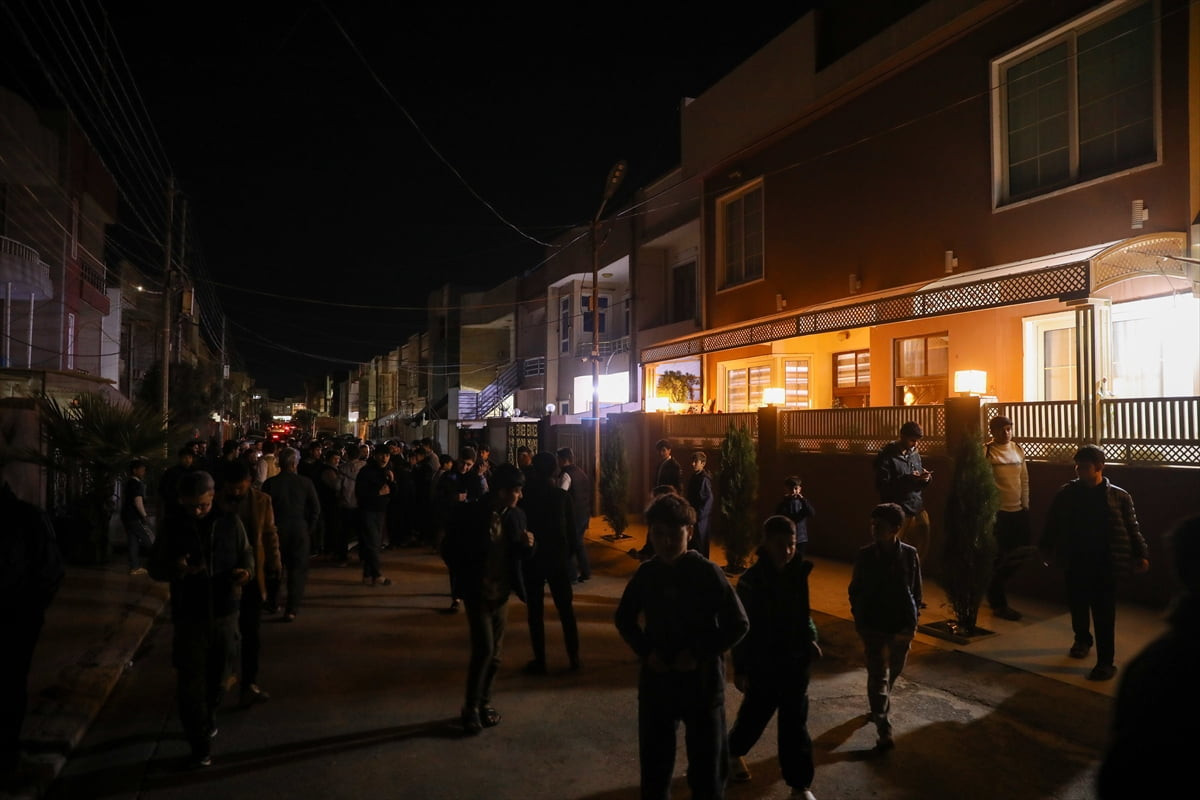 Irak’ın Erbil kentinde bir evin çatısına kamikaze insansız hava aracı düştü. Düşen İHA’nın...