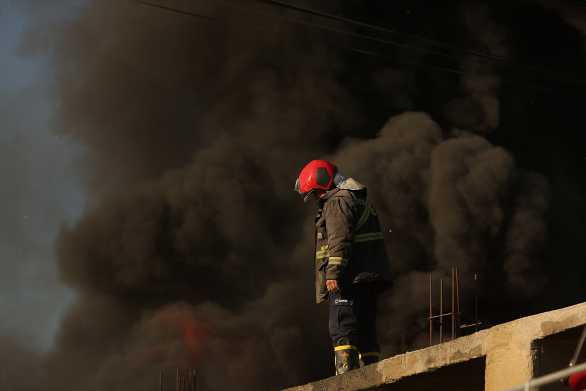 Irak’ın Erbil kentinde yerleşim bölgesi içindeki Erbil-Pirmam yolu üstünde bulunan bir cips...