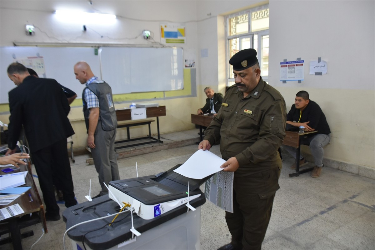 Irak’ın Kerkük kentinde, genel seçimler kapsamında ordu, polis ve Haşdi Şabi mensuplarının oy...