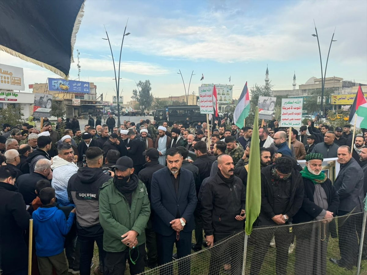 Irak’ın Kerkük kentinde, İran lideri Ayetullah Ali Hamaney’in öldürülmesinden dolayı İsrail ve ABD...