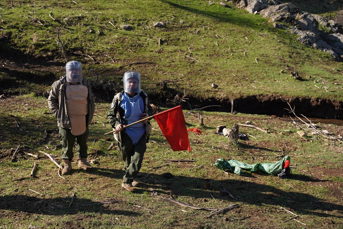Irak’ın Süleymaniye kentinde meydana gelen sel, toprak altındaki mayınları ortaya çıkardı. Son...