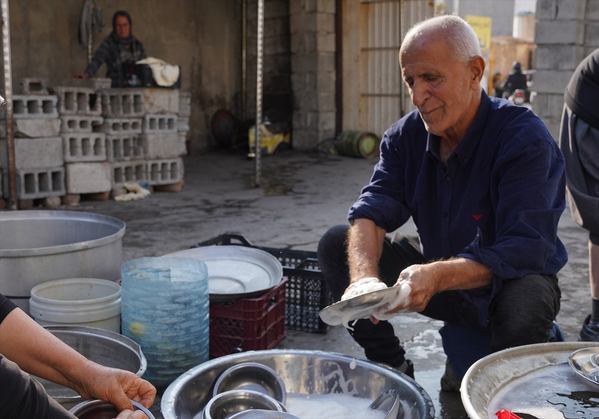 Irak’ın Süleymaniye kentinde yaşayan Faik Muhammed (fotoğrafta), 25 yıldır ihtiyaç sahipleri ile...