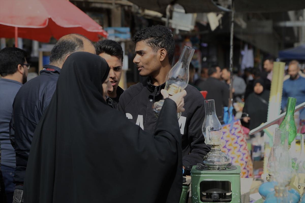 Iraklılar, uzun süredir devam eden elektrik kesintileri ve savaş endişesiyle taşınabilir soba...